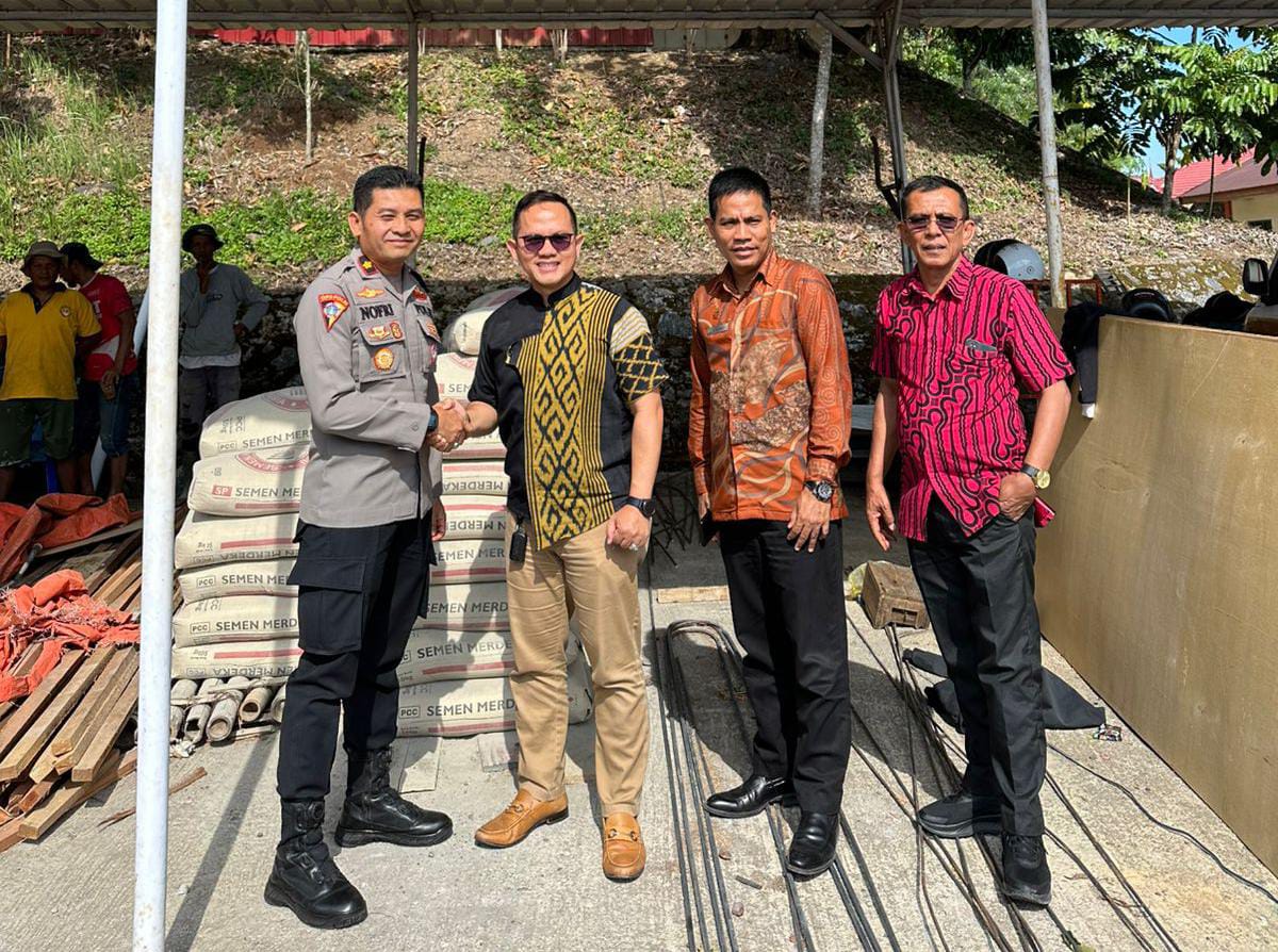 GM Emersia Group Joe Lubis serahkan bantuan sebanyak 100 sak semen untuk pembangunan masjid Polres Tanahdatar.